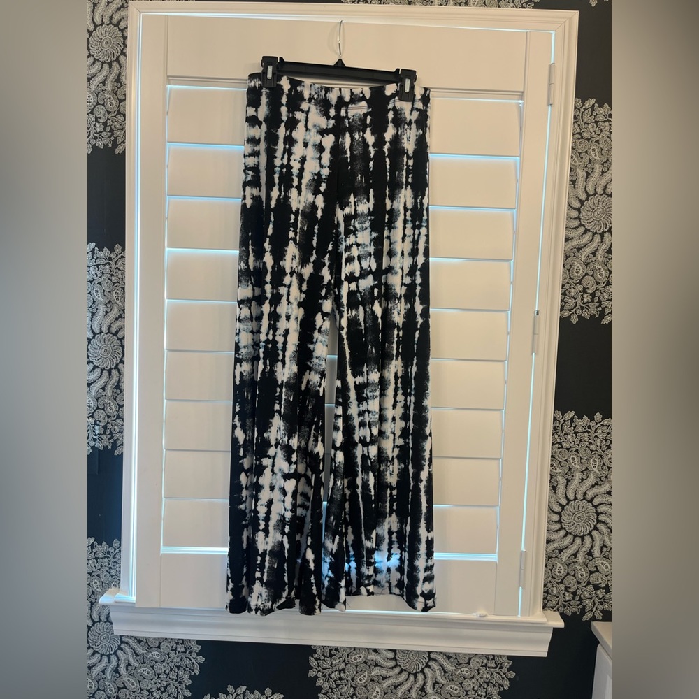 Veronica M Black with White/Blue pattern